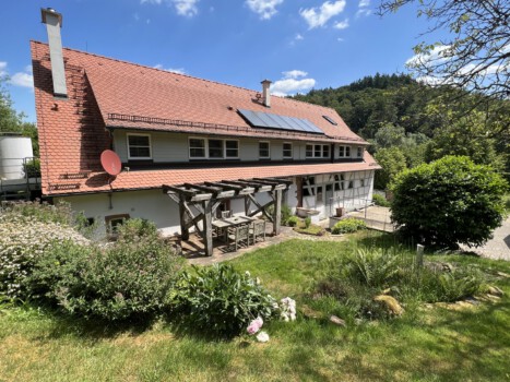 Der Blick vom Garten auf die ehemalige Scheune mit Freisitz für die Gäste. Blick auf die ehemalige Scheune